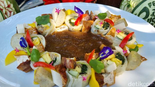 Aneka kreasi unik rujak cingur ala hotel‐hotel di Surabaya.
