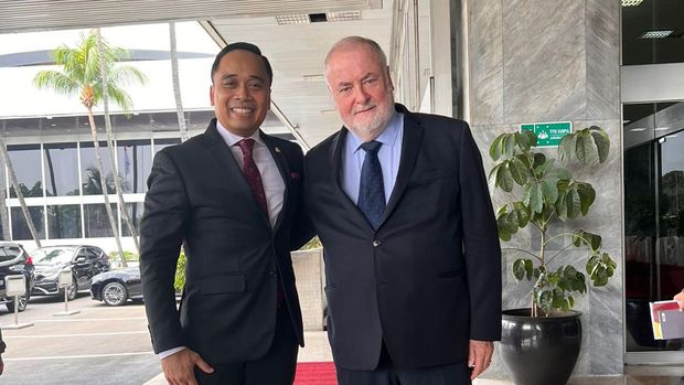 Anggota Biro Komite Inter Parliamentary Union (IPU) untuk Pembangunan Berkelanjutan, Putu Supadma Rudana, bersama Presiden Dewan Air Dunia Loic Fauchon