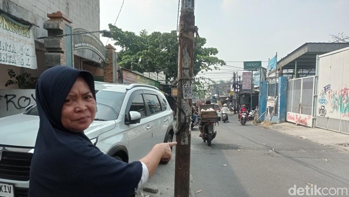 Aniyah (53), warga yang mengungkap maling berpistol di Bekasi sempat dilempari batu (Taufiq S/detikcom)