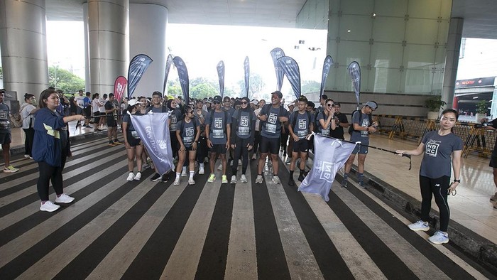 Antusias Ratusan Pelari Ikut Grey Days Run Sarah Angela Brand Marketing Division Manager SEA dan Tien Tamzil, Brand Marketing Manager PT. MAP Active memulai Grey Day Run dengan Flag Off di Grand Indonesia.