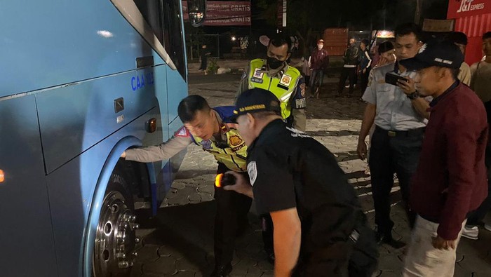 Cegah Kecelakaan, Aparat Gabungan Cek Kelaikan Bus di Depok