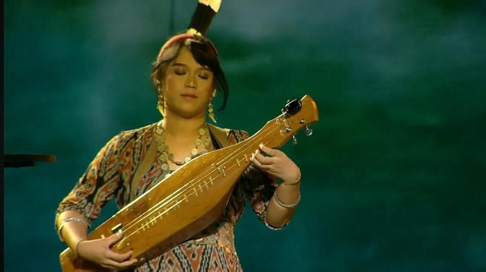 Ayuan Prawida memainkan alat musik Sape di welcoming dinner WWF di Bali (tangkapan layar)