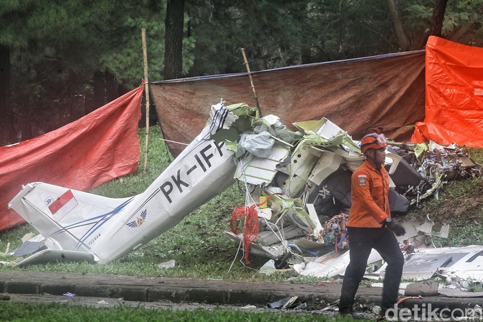 Pesawat latih dengan nomor registrasi PK-IFP jatuh di kawasan BSD, Serpong, Tangerang Selatan, dan menewaskan 3 orang. Hingga pukul 17.28 WIB, bangkai pesawat belum dievakuasi.