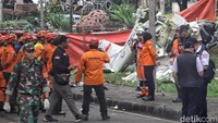 Basarnas melakukan evakuasi di lokasi jatuhnya pesawat latih di kawasan BSD, Serpong, Tangerang Selatan, Minggu (19/5/2024).