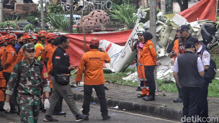 Bangkai Pesawat Jatuh di BSD Belum Dievakuasi Pesawat latih dengan nomor registrasi PK-IFP jatuh di kawasan BSD, Serpong, Tangerang Selatan, dan menewaskan 3 orang. Hingga pukul 17.28 WIB, bangkai pesawat belum dievakuasi.