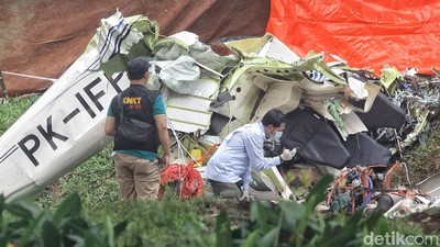 Bangkai Pesawat Jatuh di BSD Belum Dievakuasi