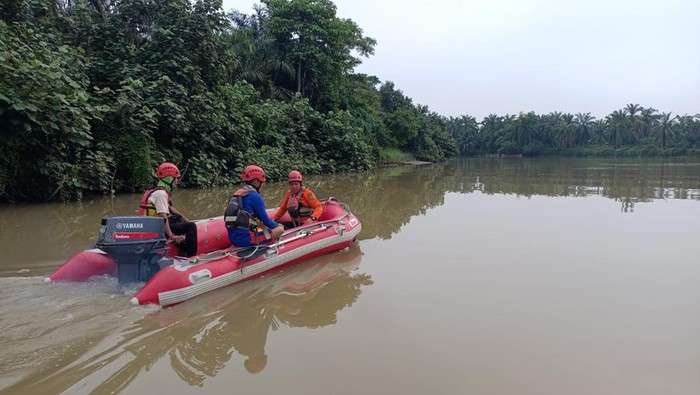 Basarnas saat mencari keberadaan korban hanyut di sungai Langkat.
