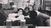 Tak hanya dengan kekasih, ada juga momen Bastian Steel saat kulineran bareng teman satu bandnya. Ada Aldi Maldini hingga Teuky Rizky. Foto: Instagram @bastiansteel