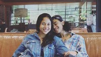 Bastian Steel dan Sitha Marino memang dikenal sebagai pasangan serasih. Momennya saat kulineran bersama pun selalu mencuri perhatian. Foto: Instagram @bastiansteel