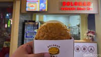 Bolo bun di sini disajikan menggunakan wadah kertas. Meski simpel, tapi penyajian ini juga enak digenggam. Foto: detikFood/Yenny Mustika Sari