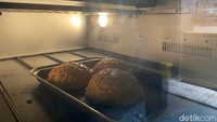 Sebelum disajikan kepada pelanggan, bolo bun dari Boloman ini dipanaskan dalam oven. Prosesnya tak begitu lama, hanya 5 menit. Foto: detikFood/Yenny Mustika Sari