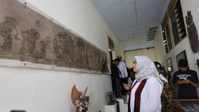 Bupati Ipuk melihat sejumlah koleksi di Omahseum yang baru diresmikan.