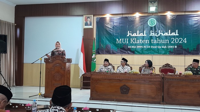 Bupati Klaten Sri Mulyani menghadiri halal bihalal dan pelepasan calon haji (calhaj) pengurus Dewan Pimpinan Majelis Ulama Indonesia (MUI) Kabupaten Klaten.