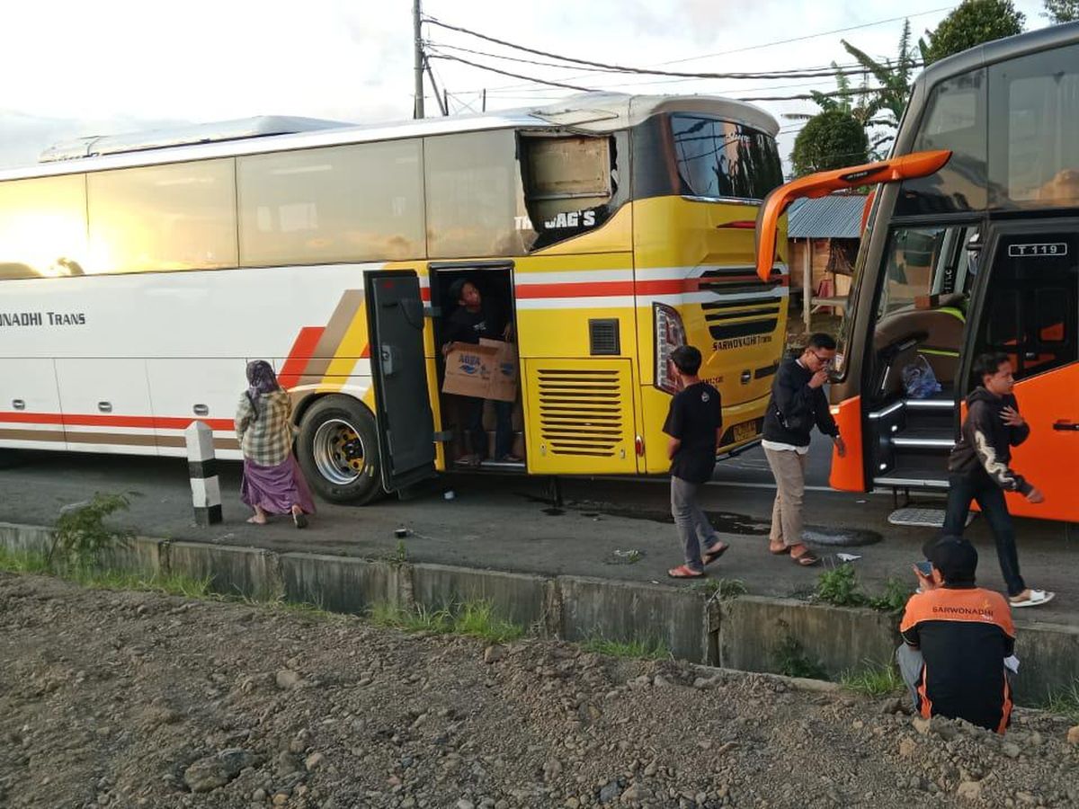 Penampakan Bus Study Tour SMPN 3 Depok Sleman yang Tertimpa Tiang Listrik