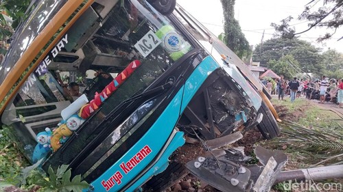 Bus Surya Kencana tergelincir di Lombok Timur, NTB.