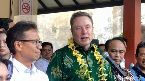 CEO SpaceX Elon Musk saat konferensi pers setelah meresmikan jaringan Starlink di Puskesmas Pembantu Sumerta Kelod di Kota Denpasar, Minggu (19/5/2024)