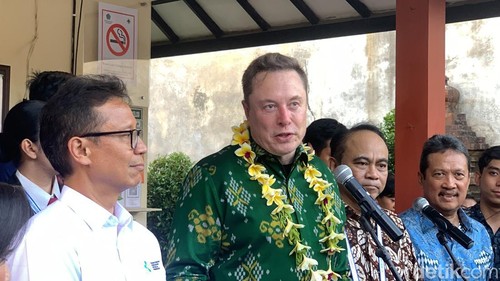 CEO SpaceX Elon Musk saat konferensi pers setelah meresmikan jaringan Starlink di Puskesmas Pembantu Sumerta Kelod di Kota Denpasar, Minggu (19/5/2024)