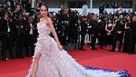 6 Pose Cinta Laura di Cannes Film Festival Berbalut Gaun Konsep Jalak Bali