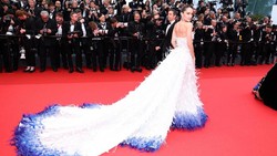 6 Pose Cinta Laura di Cannes Film Festival Berbalut Gaun Konsep Jalak Bali