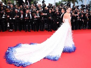 6 Pose Cinta Laura di Cannes Film Festival Berbalut Gaun Konsep Jalak Bali