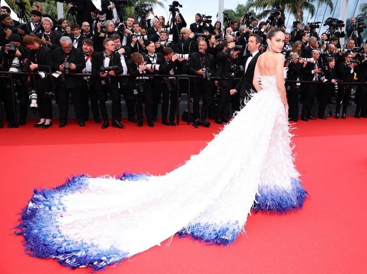 6 Pose Cinta Laura di Cannes Film Festival Berbalut Gaun Konsep Jalak Bali