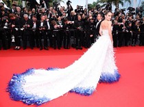 6 Pose Cinta Laura di Cannes Film Festival Berbalut Gaun Konsep Jalak Bali