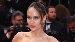6 Pose Cinta Laura di Cannes Film Festival Berbalut Gaun Konsep Jalak Bali