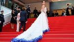6 Pose Cinta Laura di Cannes Film Festival Berbalut Gaun Konsep Jalak Bali