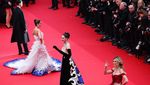 6 Pose Cinta Laura di Cannes Film Festival Berbalut Gaun Konsep Jalak Bali