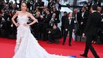 6 Pose Cinta Laura di Cannes Film Festival Berbalut Gaun Konsep Jalak Bali