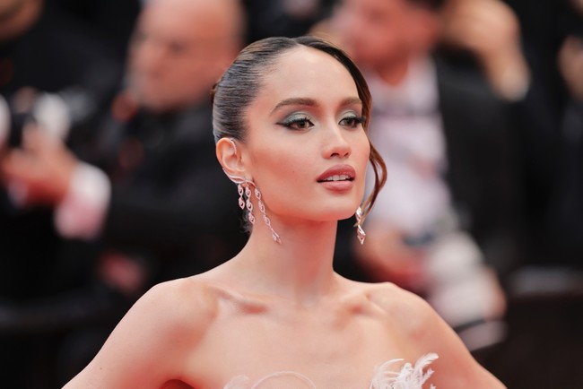 Makeup glamor karya penata rias Bubah Alfian melengkapi penampilan Cinta Laura. Riasan mata frosty dengan semburat warna hijau tua, ditambah winged eyeliner mengaksentuasi kecantikan wanita blasteran Jerman-Indonesia ini. Foto: Dok. Loreal Paris Indonesia