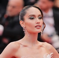 Makeup glamor karya penata rias Bubah Alfian melengkapi penampilan Cinta Laura. Riasan mata frosty dengan semburat warna hijau tua, ditambah winged eyeliner mengaksentuasi kecantikan wanita blasteran Jerman-Indonesia ini. Foto: Dok. Loreal Paris Indonesia