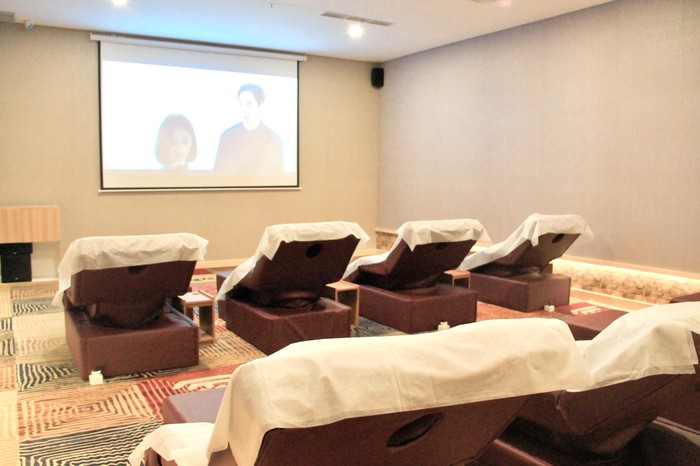 Dipijat sembari nonton Netflix di HwangJe Family Massage & Reflexology