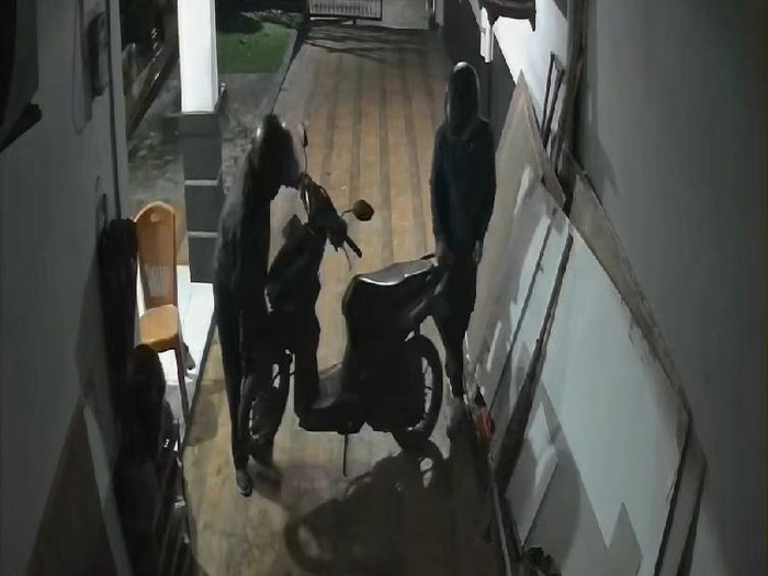 Dua maling menggondol motor milik kuli bangunan di Palembang