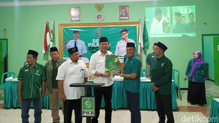 Eks Bupati Ponorogo Ipong Muchlissoni daftar bakal cabup ke PKB.