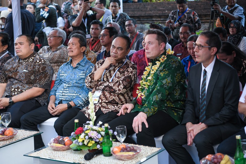 Elon Musk bersama Menkominfo Budi Arie Setiadi saat meresmikan Starlink di Indonesia