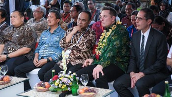 Dalam peresmian Starlink, Elon Musk didampingi Menteri Komunikasi dan Informatika (Menkominfo) Budi Arie Setiadi, Menteri Kesehatan Budi Gunadi Sadikin, dan Menteri Kelautan dan Perikanan Sakti Wahyu Trenggono. Foto: Kementerian Kominfo