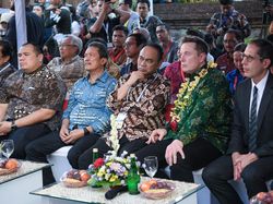 Berbatik Hijau Didampingi Menkominfo, Elon Musk Resmikan Starlink di Bali