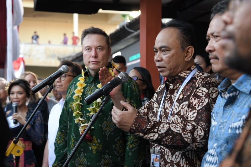 Elon Musk bersama Menkominfo Budi Arie Setiadi saat meresmikan Starlink di Indonesia