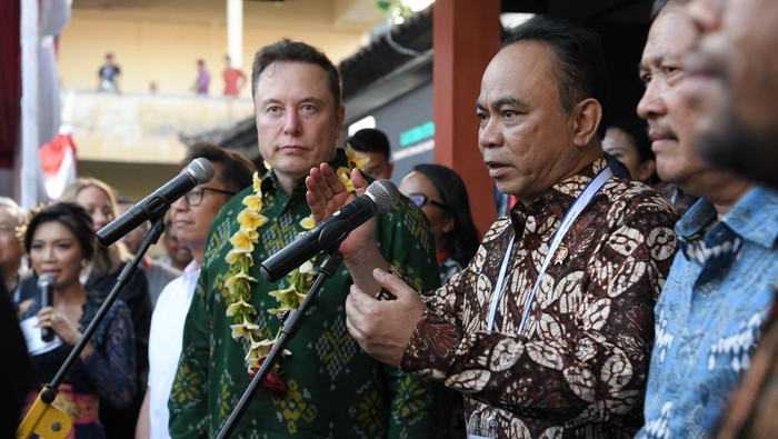 Elon Musk bersama Menkominfo Budi Arie Setiadi saat meresmikan Starlink di Indonesia