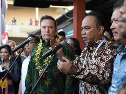Berbatik Hijau Didampingi Menkominfo, Elon Musk Resmikan Starlink di Bali