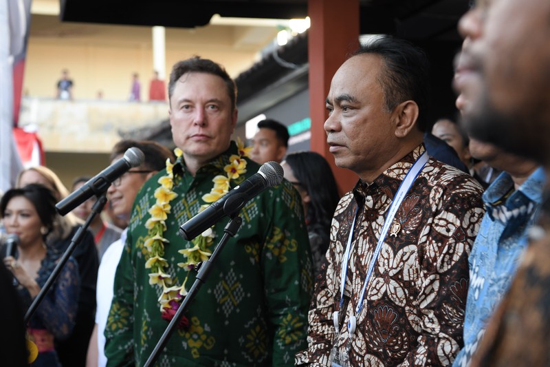 Elon Musk bersama Menkominfo Budi Arie Setiadi saat meresmikan Starlink di Indonesia