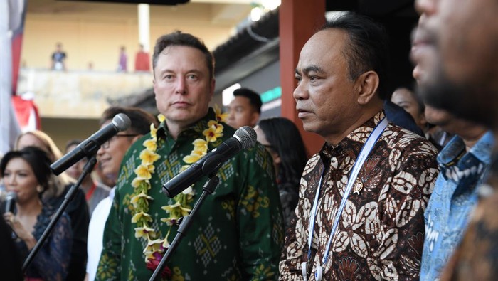 Elon Musk bersama Menkominfo Budi Arie Setiadi saat meresmikan Starlink di Indonesia