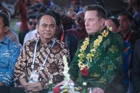 Elon Musk bersama Menkominfo Budi Arie Setiadi saat meresmikan Starlink di Indonesia