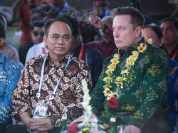 Berbatik Hijau Didampingi Menkominfo, Elon Musk Resmikan Starlink di Bali