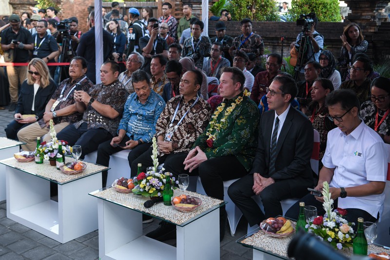 Elon Musk bersama Menkominfo Budi Arie Setiadi saat meresmikan Starlink di Indonesia