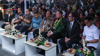 Mengenakan batik bomba khas Sulawesi Tengah berwarna hijau, Elon Musk kemudian menghadiri peresmian jaringan internet Starlink di Puskesmas Pembantu Sumerta Kelod, Denpasar Timur. Foto: Kementerian Kominfo