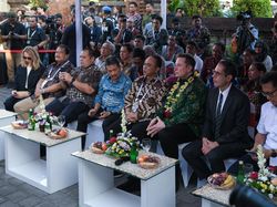 Berbatik Hijau Didampingi Menkominfo, Elon Musk Resmikan Starlink di Bali