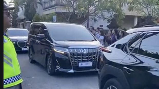 Elon Musk naik Alphard