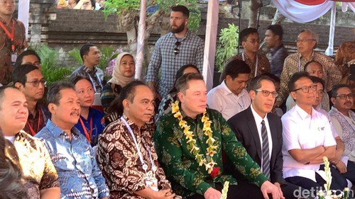 Elon Musk (pakai endek hijau) tiba di lokasi peresmian Starlink di Denpasar, Bali.